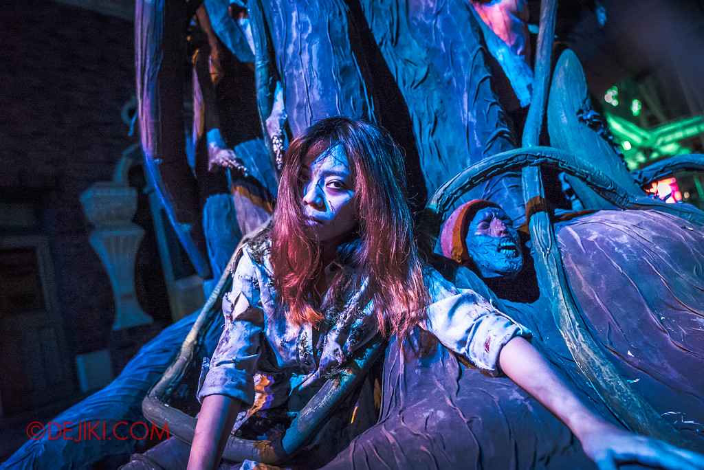 Universal Studios Singapore Halloween Horror Nights 8 - APOCALYPSE EARTH scare zone human victim girl