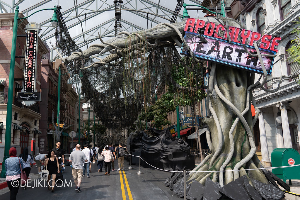 Universal Studios Singapore Halloween Horror Nights 8 / Apocalypse Earth scare zone entrance