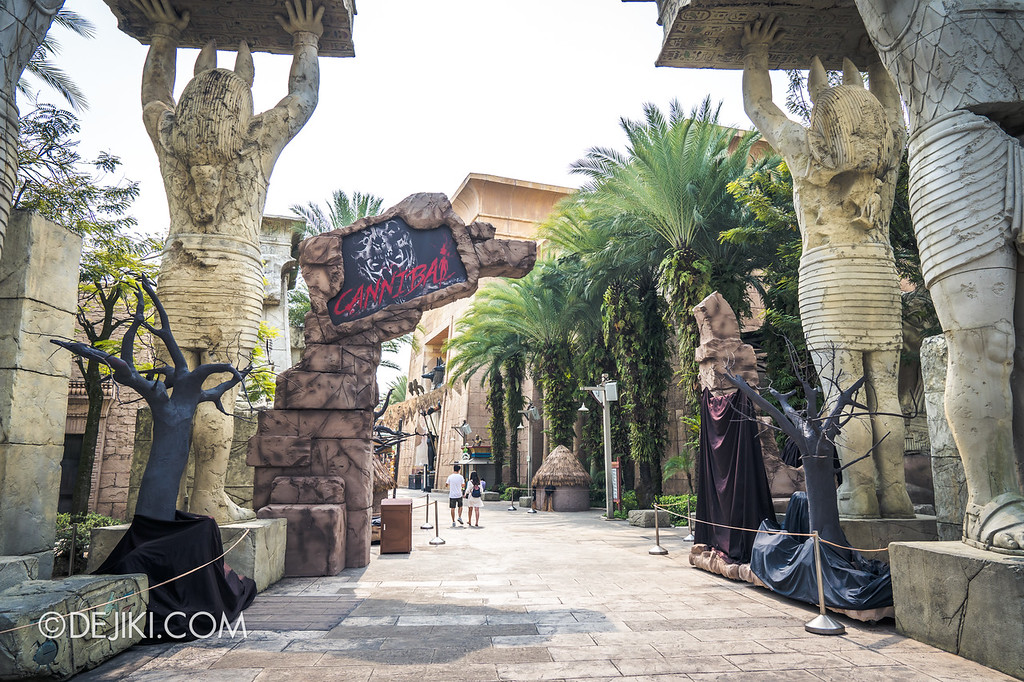 Universal Studios Singapore Halloween Horror Nights 8 / Cannibal scare zone entrance arch