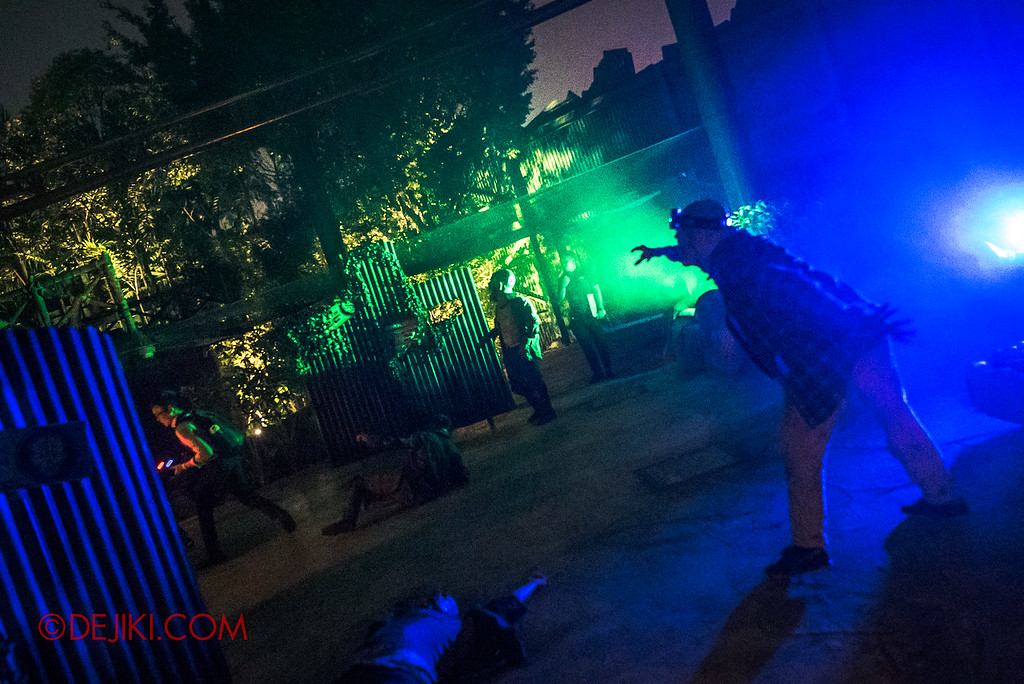 Universal Studios Singapore Halloween Horror Nights 8 - ZOMBIE LASER TAG in action