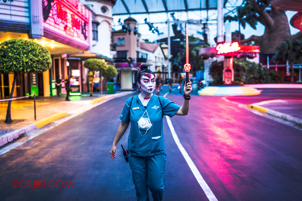 USS Halloween Horror Nights 8 RIP Tour Review - RIP Guide bringing group to Hollywood for Opening Scaremony