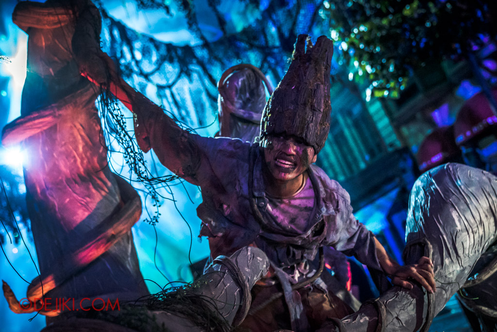 USS Singapore Halloween Horror Nights 8 Apocalypse Earth scare zone man trapped in Gaia's tree hand giant