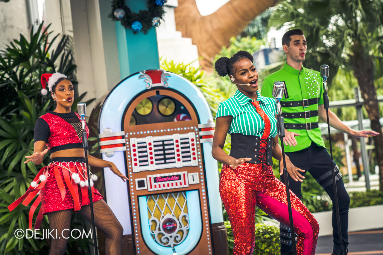 Universal Studios Singapore - Universal Christmas 2018 Christmas Turntables