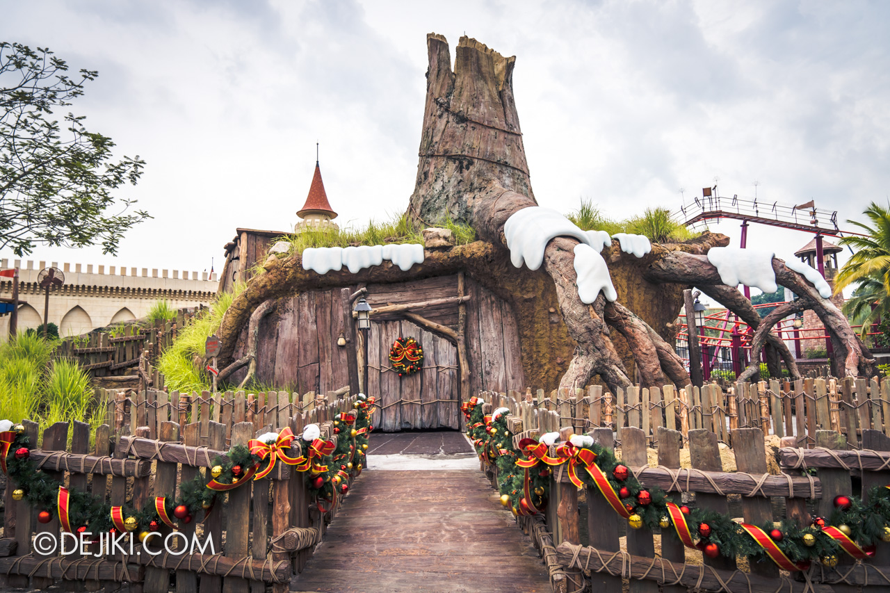 Universal Studios Singapore - Universal Christmas 2018 Park decorations Shrek Stump