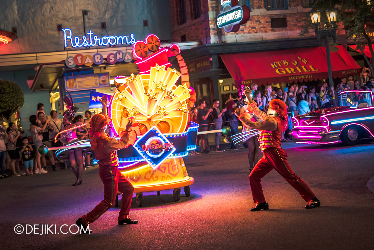 Universal Studios Singapore - Hollywood Dreams Light-up Parade - 1 Rolling Marquee