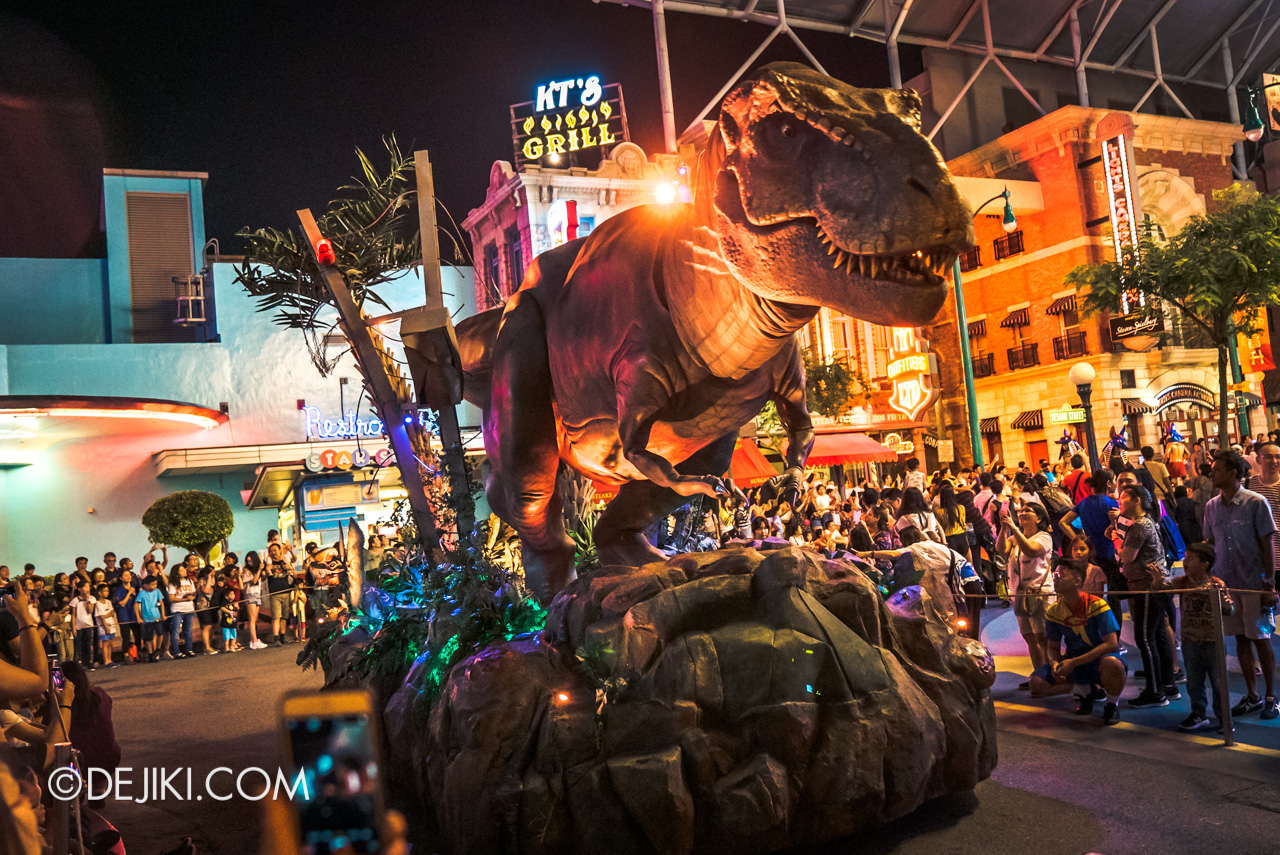Universal Studios Singapore - Hollywood Dreams Light-up Parade - 4 Jurassic Park T-rex in the City