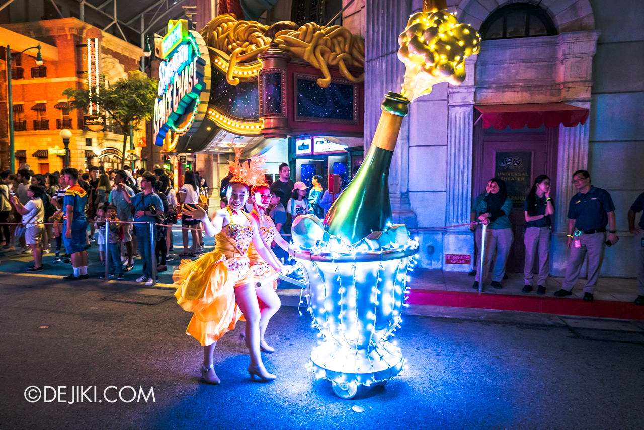 Universal Studios Singapore - Hollywood Dreams Light-up Parade - 6 That's A Wrap Champagne Girls