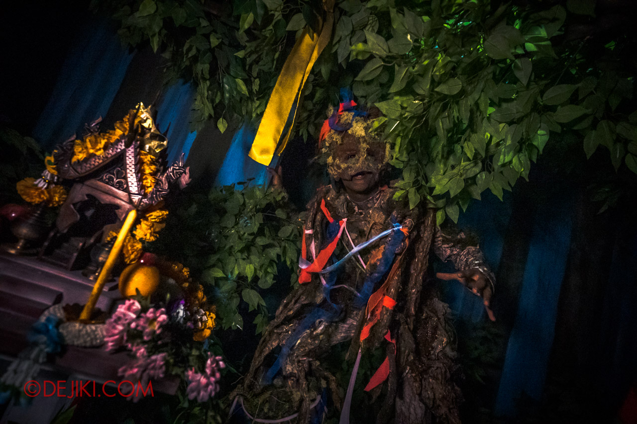 USS HHN9 Sneak Preview Curse of the Naga haunted house 02 Spirit House Tree Spirit 2