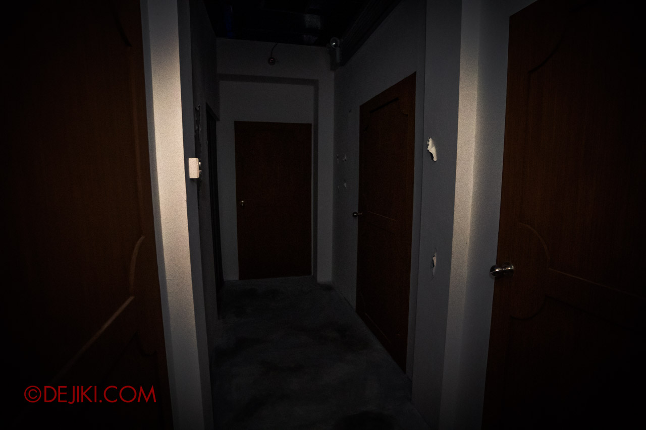 USS HHN9 Sneak Preview The Chalet Hauntings haunted house 04 scary corridors