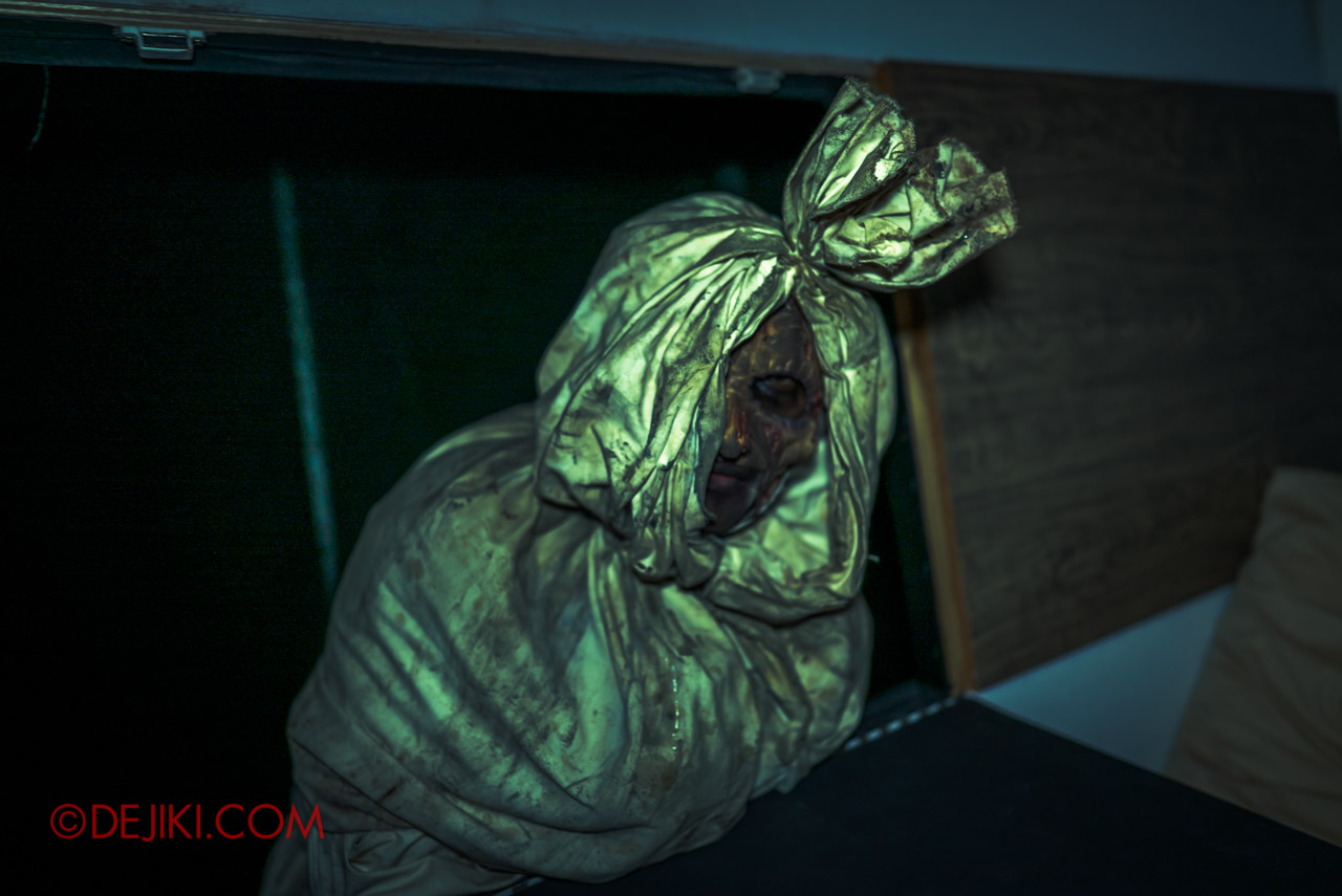USS HHN9 Sneak Preview The Chalet Hauntings haunted house 05 bedroom visitor pocong