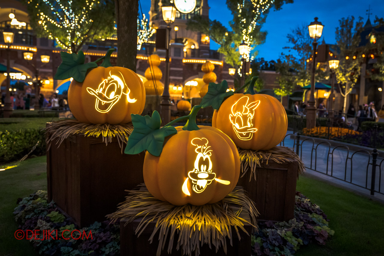 Shanghai Disneyland Halloween event Park Decorations Pumpkins at Mickey Avenue