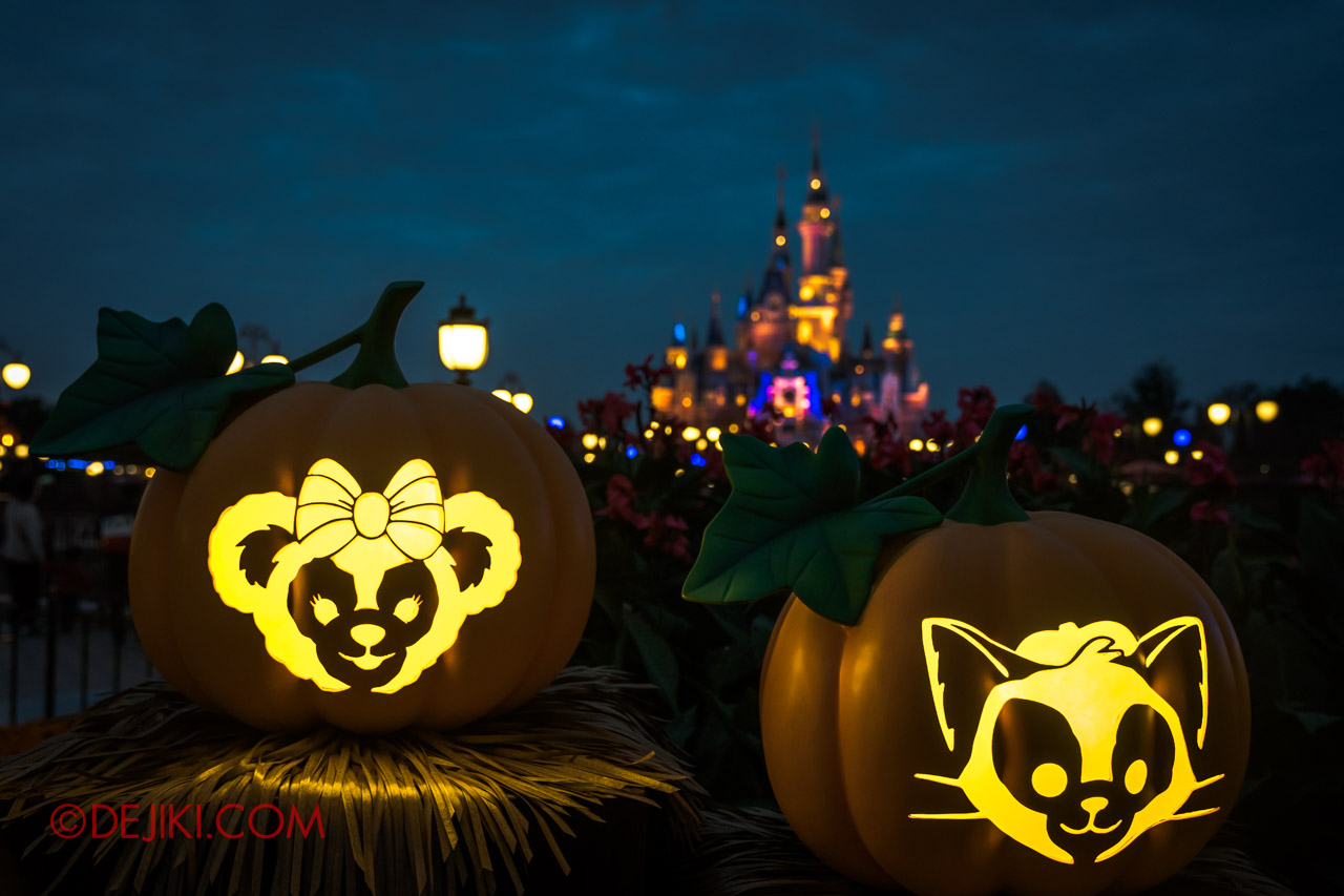 Shanghai Disneyland Halloween event Park Decorations Pumpkins with Castle