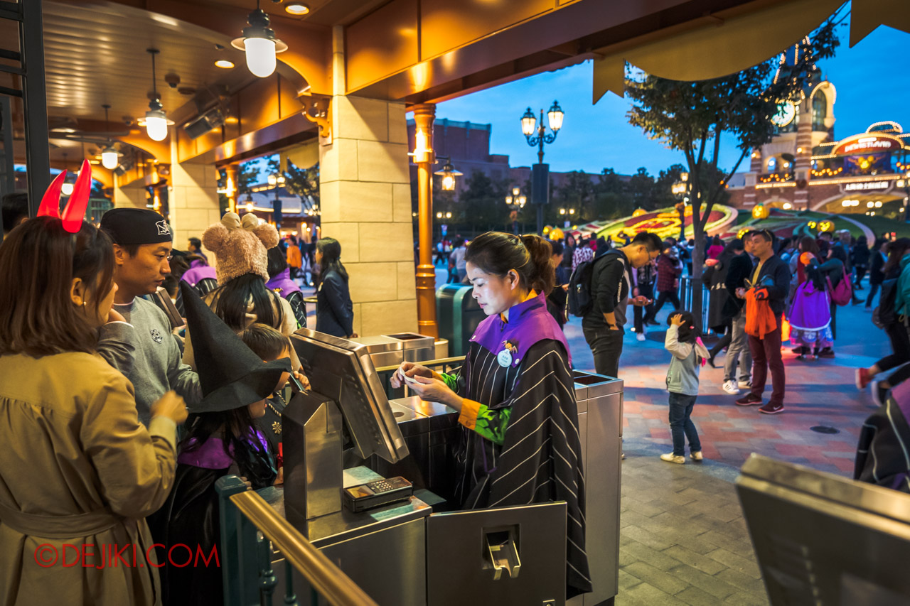 Shanghai Disneyland Halloween event Park Entrance
