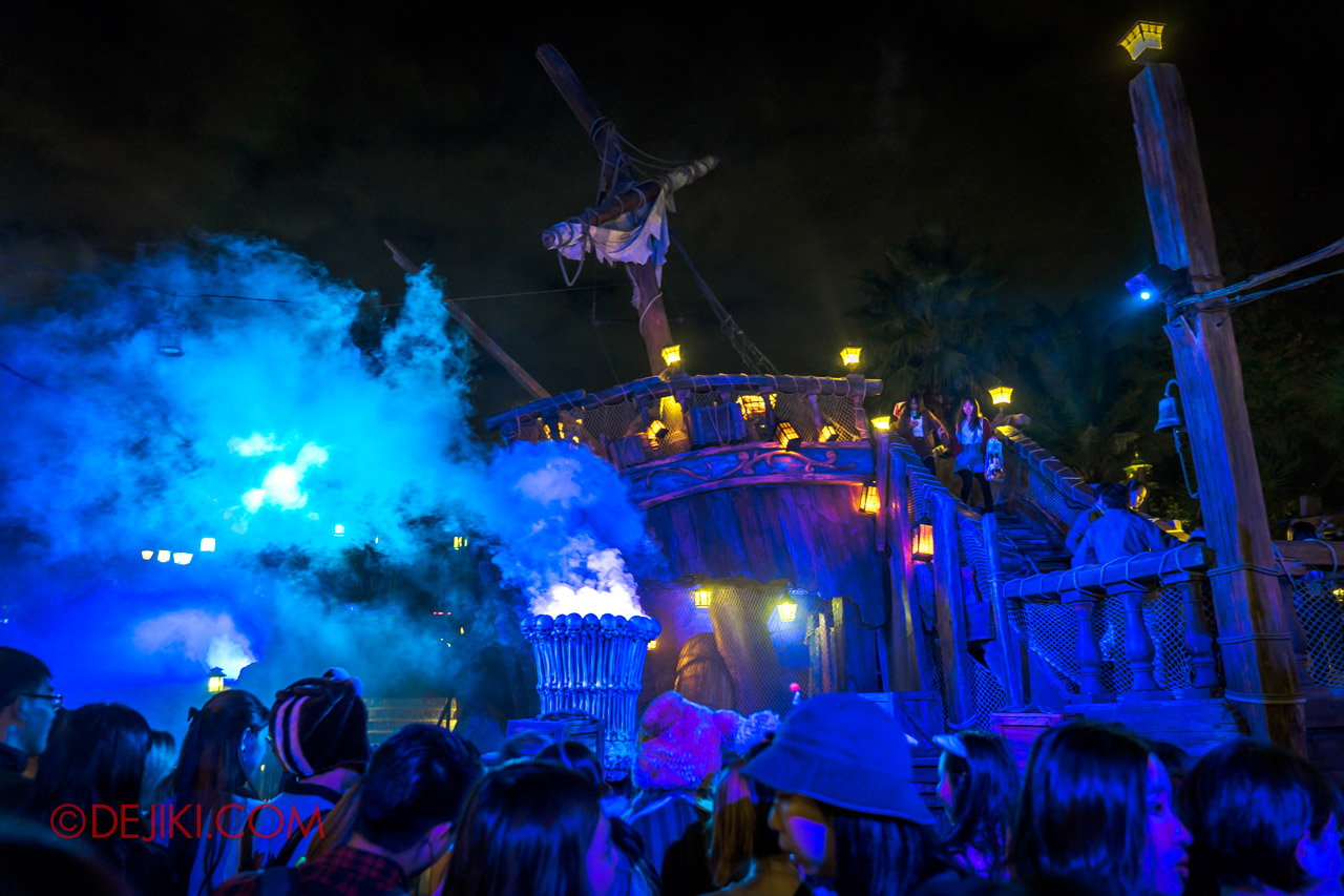 Shanghai Disneyland Halloween event Treasure Cove Ghost Pirates A Trial of Darkness Stunt Spectacular stage