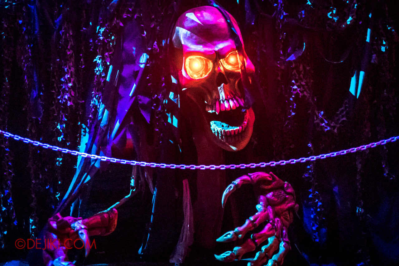 USS Halloween Horror Nights 9 Death Fest scare zone cast giant skeleton puppet below skullbone