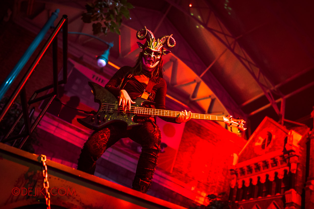 USS Halloween Horror Nights 9 Death Fest scare zone cast tall guitarist on mini stage