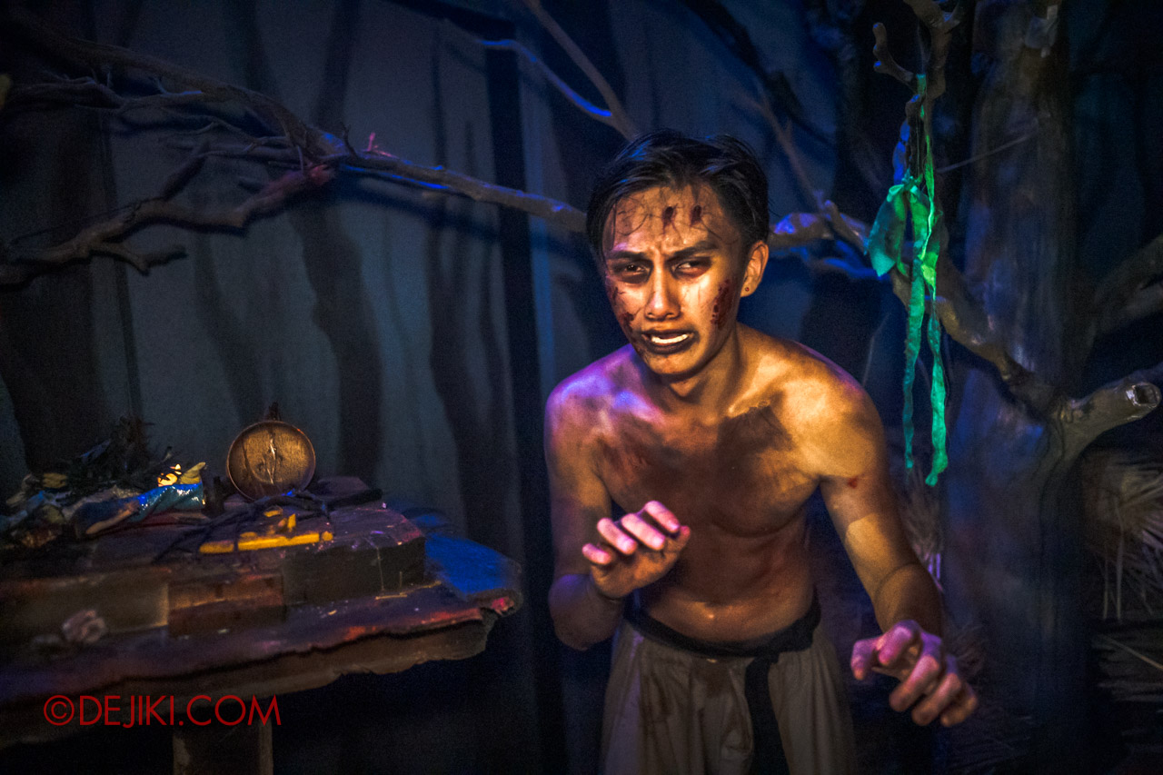 USS Halloween Horror Nights 9 Haunted House Tour Curse of The Naga 4 Victim scared outside
