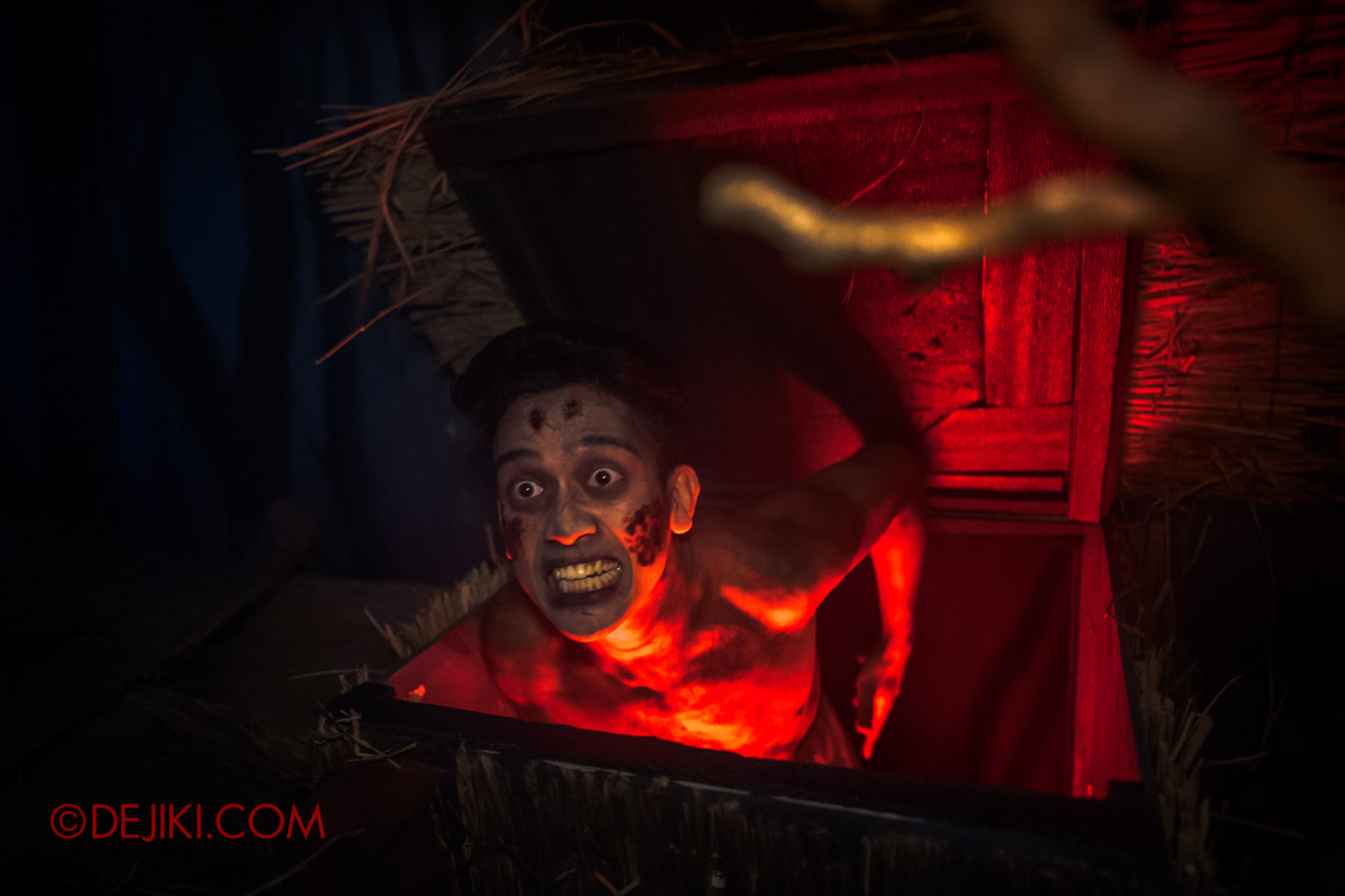 USS Halloween Horror Nights 9 Haunted House Tour Curse of The Naga 4 Village victim in box