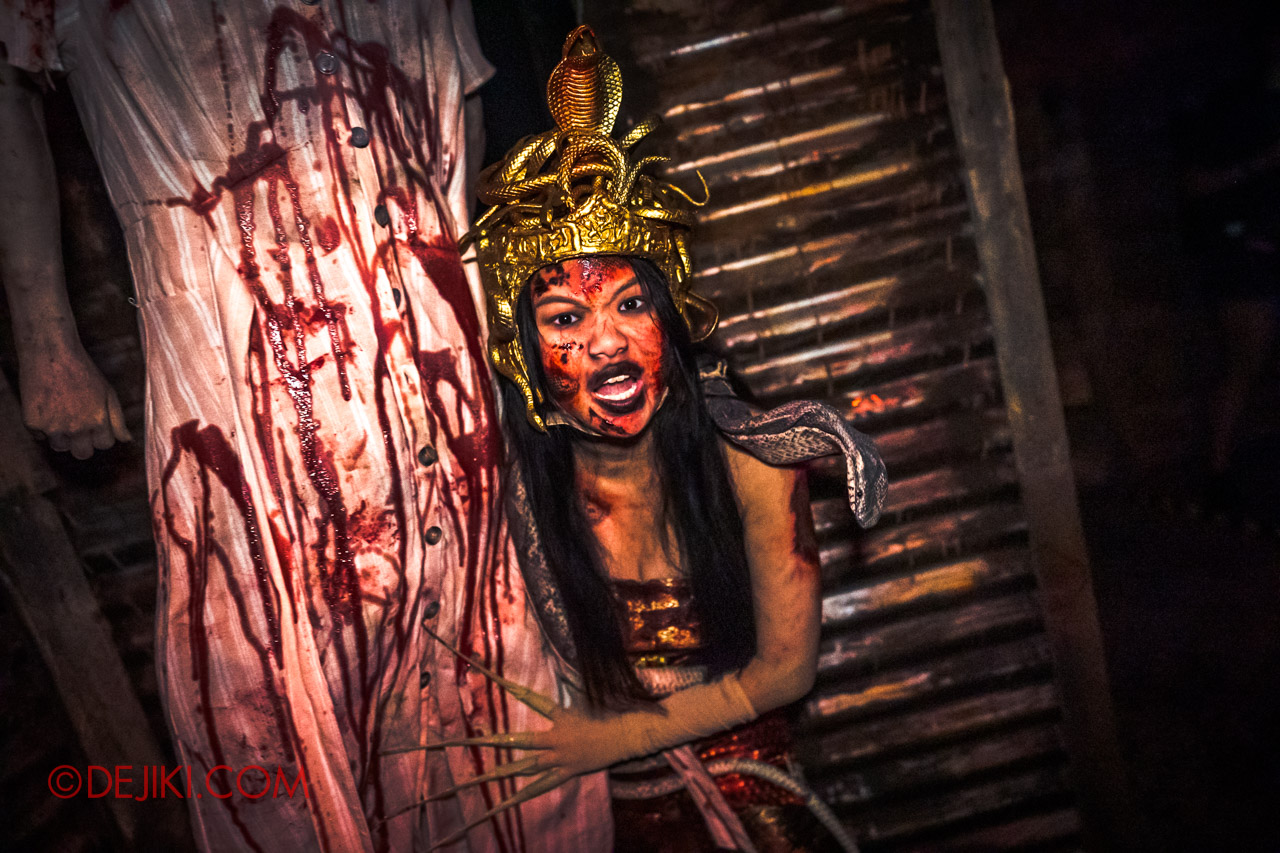 USS Halloween Horror Nights 9 Haunted House Tour Curse of The Naga 6 Bloodletting Corridor