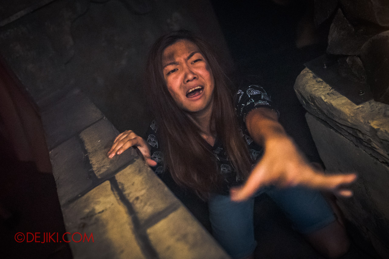 USS Halloween Horror Nights 9 Haunted House Tour Curse of The Naga 7 Temple Entrance girl victim
