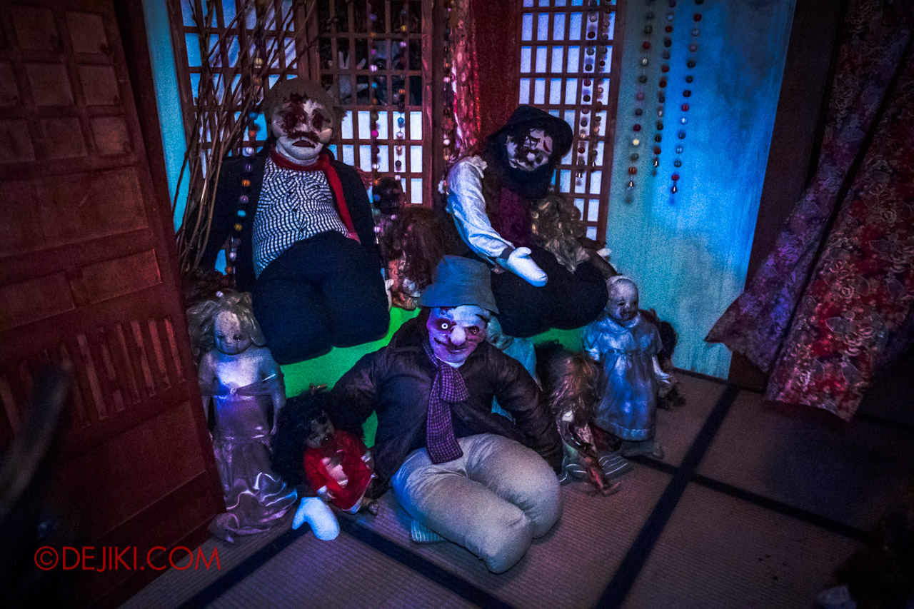 USS Halloween Horror Nights 9 Haunted House Tour Spirit Dolls 1 Living Room collection of dolls corner