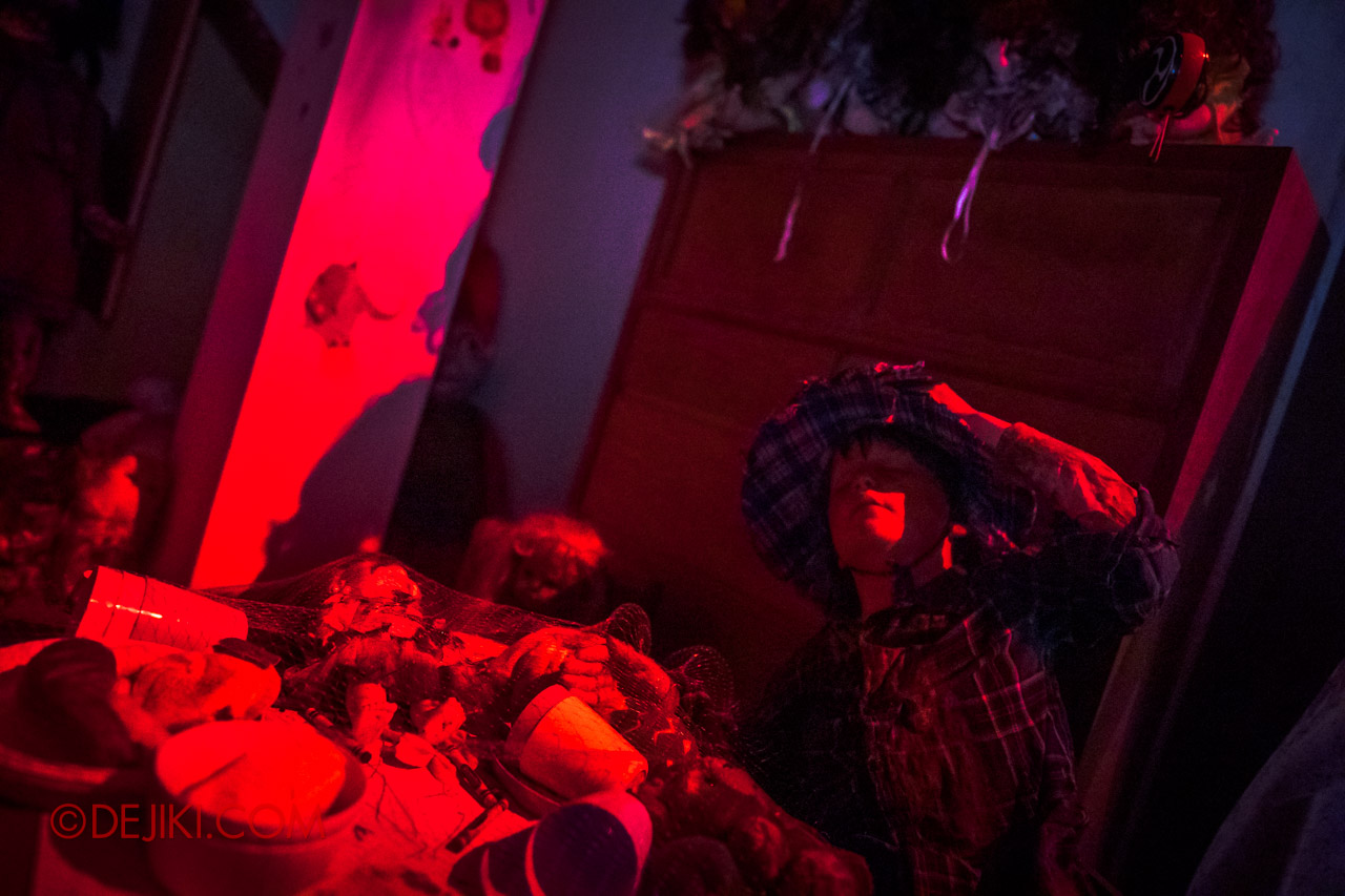 USS Halloween Horror Nights 9 Haunted House Tour Spirit Dolls 2 Yumi Bedroom