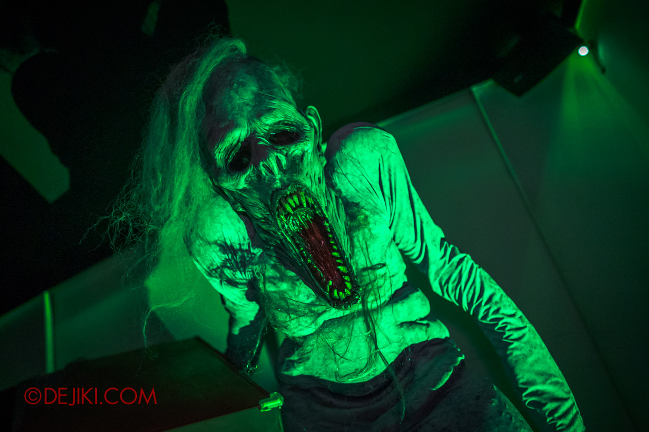 USS Halloween Horror Nights 9 Haunted House Tour The Chalet Hauntings 4 destroyed living room hantu gala