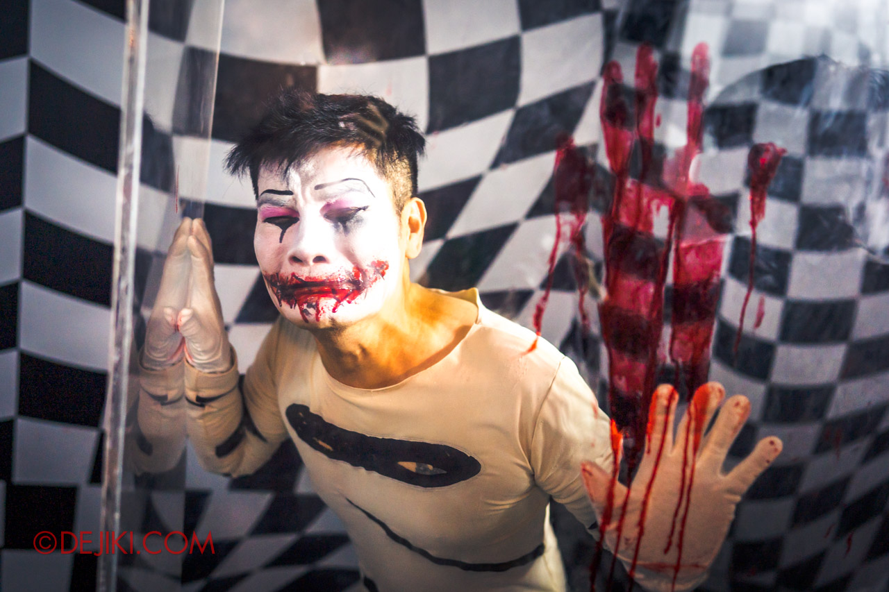 USS Halloween Horror Nights 9 Twisted Clown University haunted house 03 mr zippit student 2