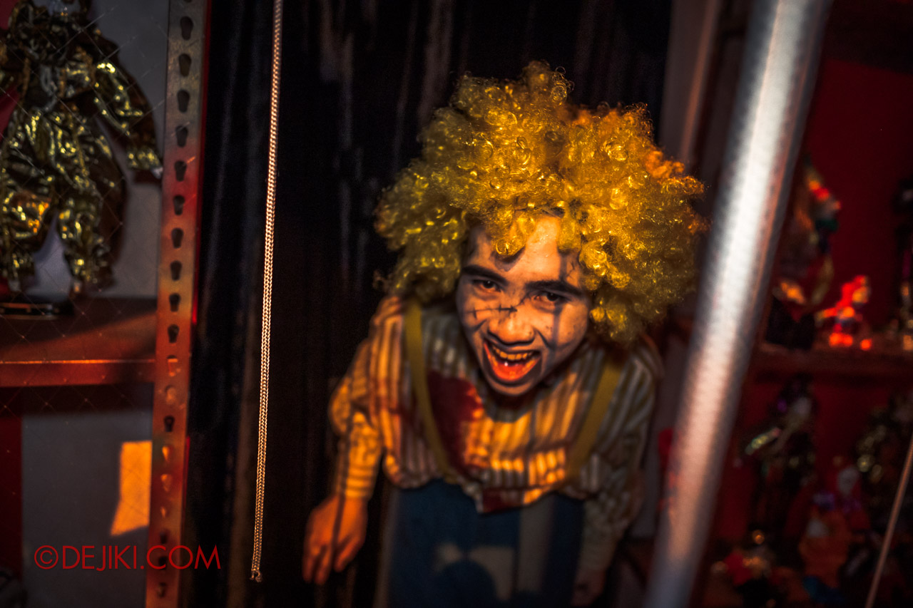 USS Halloween Horror Nights 9 Twisted Clown University haunted house 05 toys ventriloquist 2
