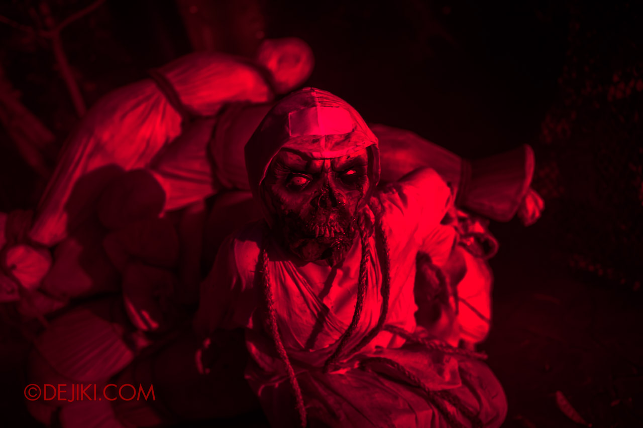 USS Halloween Horror Nights 9 photo tour Dead End scare zone 2 resting mummy
