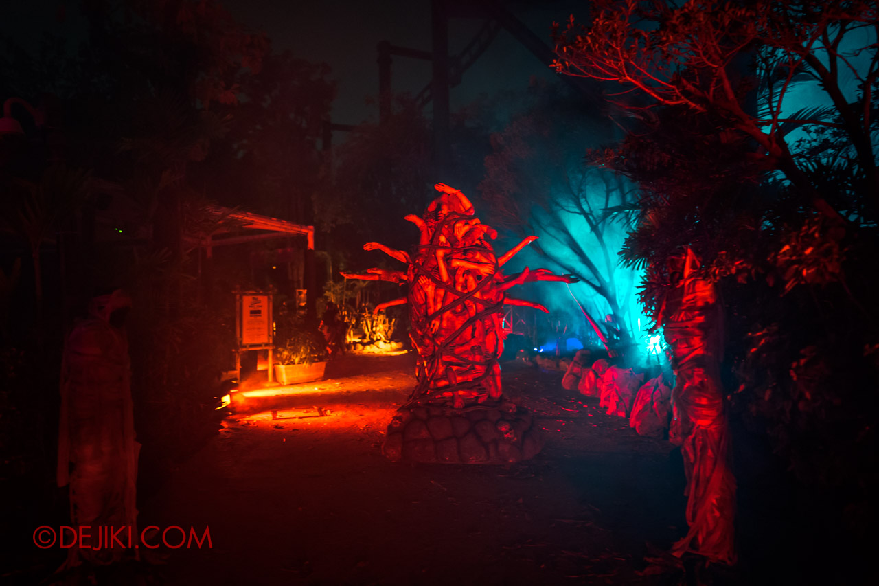 USS Halloween Horror Nights 9 photo tour Dead End scare zone 4 mummified pillars