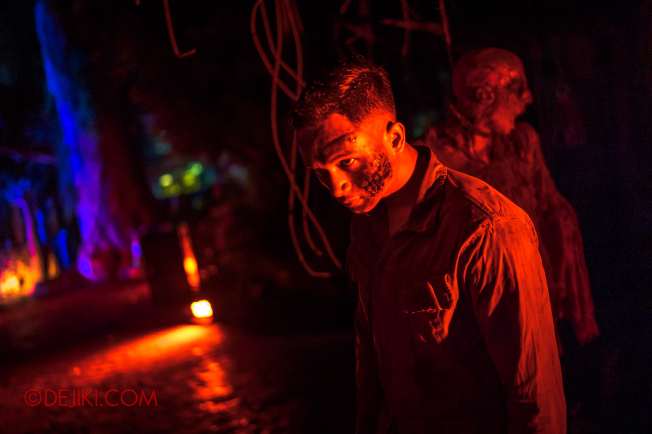 USS Halloween Horror Nights 9 photo tour Dead End scare zone 7 human victim