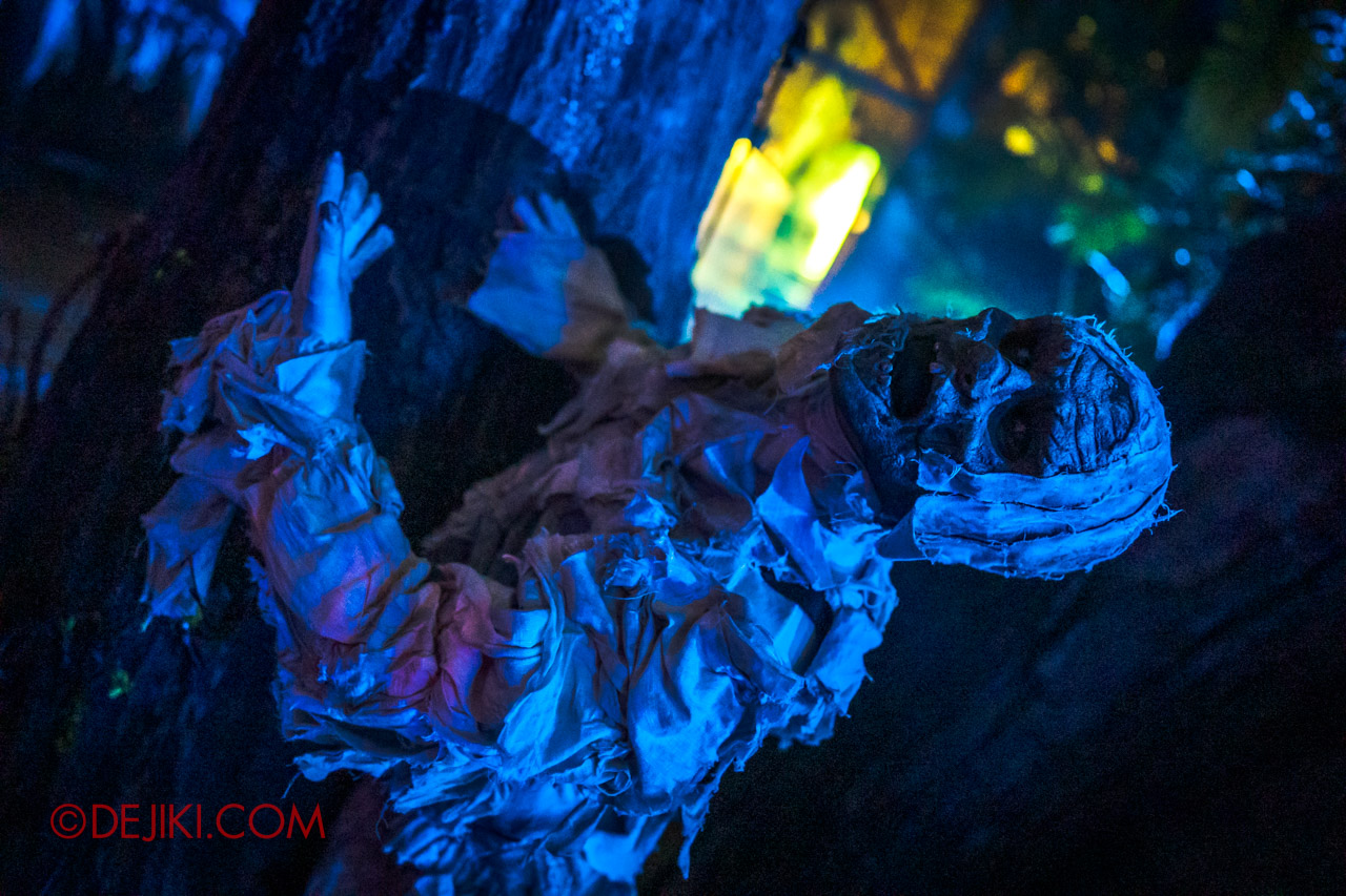 USS Halloween Horror Nights 9 photo tour Dead End scare zone 8 mummy blue