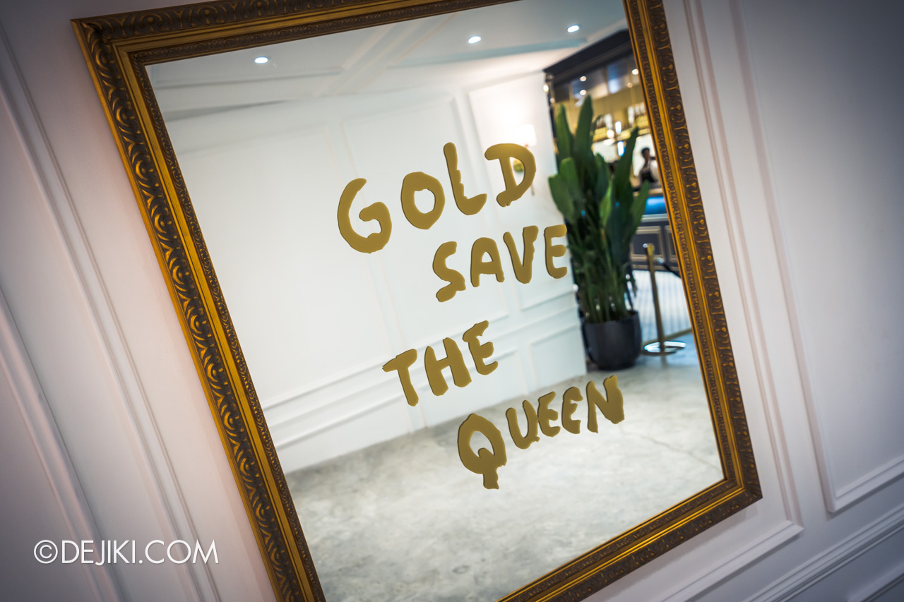 Clash de Cartier Studio Singapore Gold Save The Queen mirror