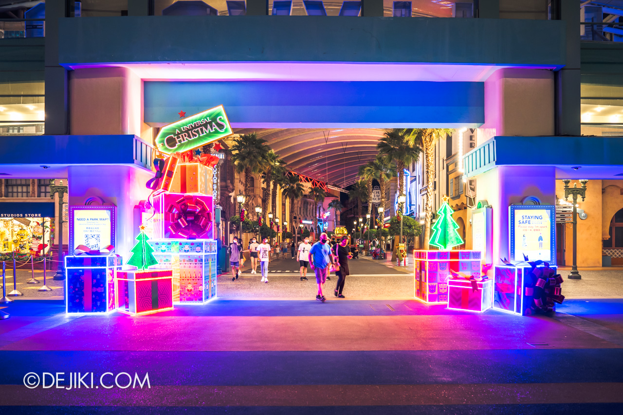 Universal Studios Singapore Park Update Dec 2020 Universal Christmas Hollywood Arch Decor Night