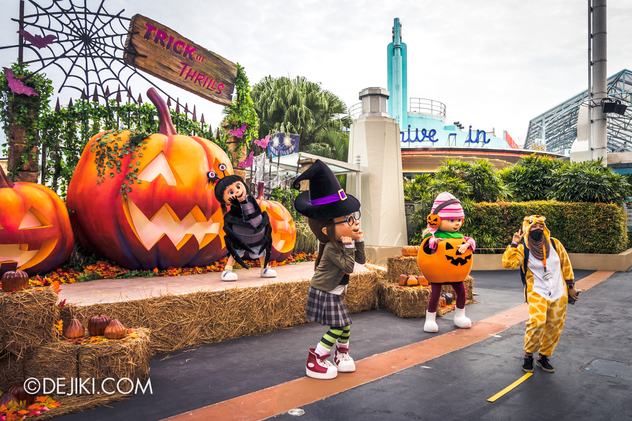 USS Halloween 2021 Trick or Thrills Lagoon stage Despicable Me Gru daughters Agnes Margo Edith selfie guest