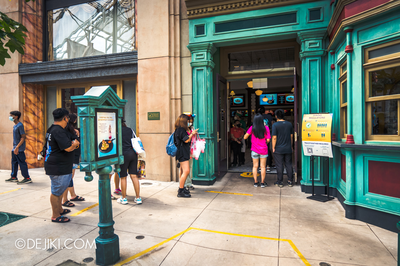 Universal Studios Singapore A Universal Christmas 2021 Long queues everywhere for food and restaurants