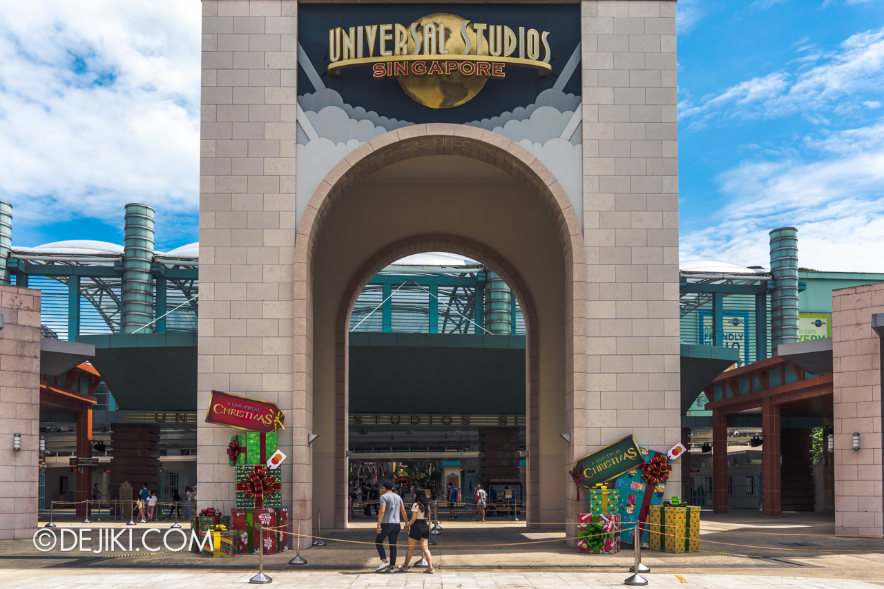 Universal Studios Singapore A Universal Christmas 2021 Park Entrance Archway