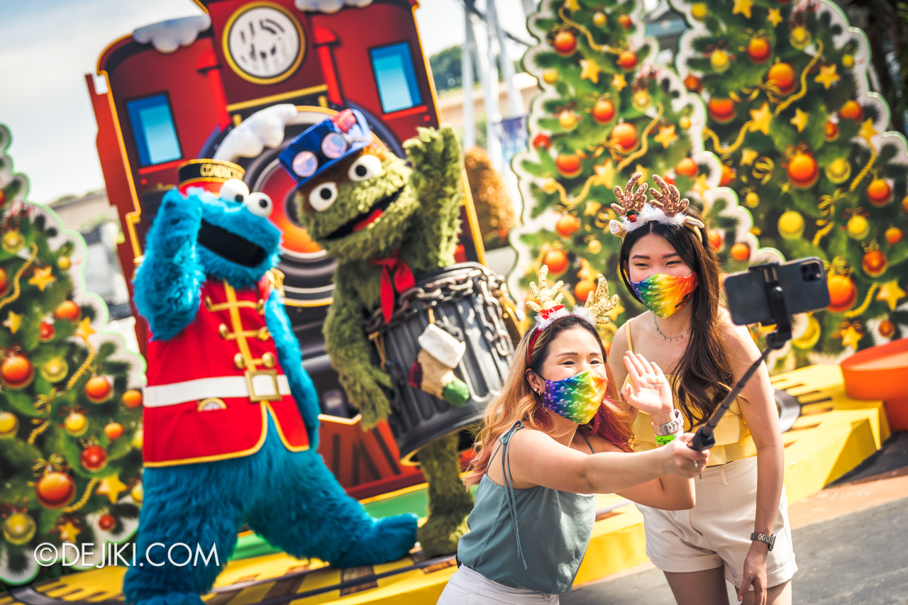 Universal Studios Singapore A Universal Christmas 2021 Rockin Railway Guest Selfie