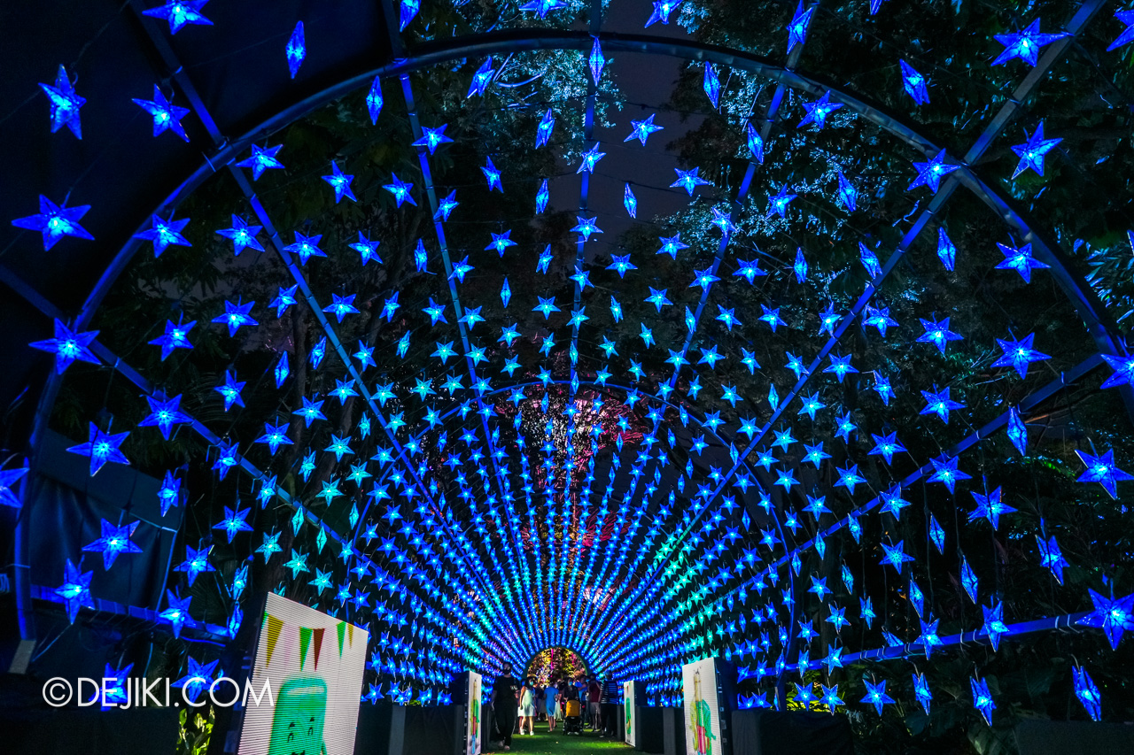 Gardens by the Bay Christmas Wonderland 2021 Walk of Stars center blue