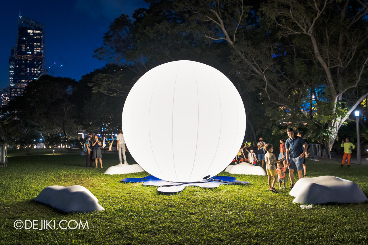 i Light Singapore 2022 19 Meet Me Under The Moon at Esplanade Park.jpg