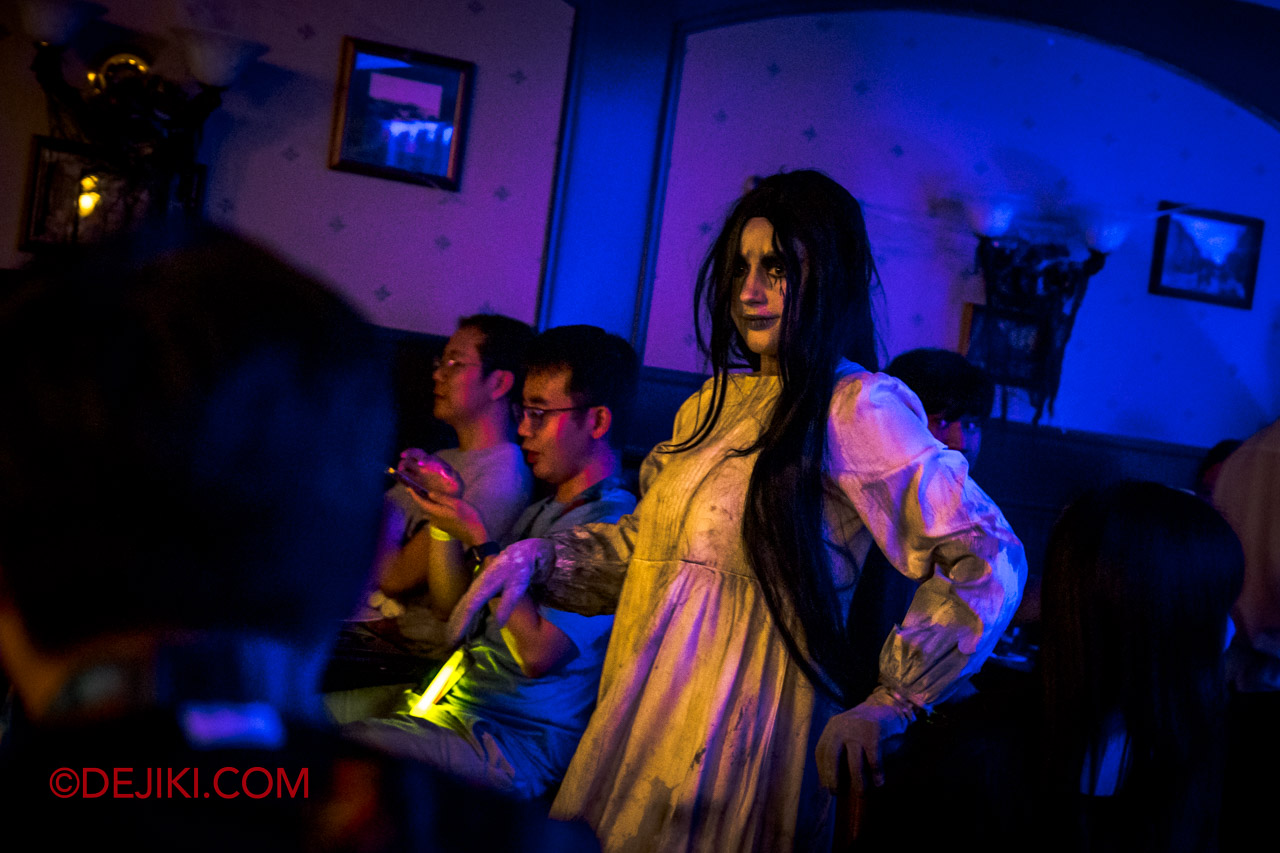 Halloween Horror Nights 10 RIP Tour Review DIE ning with The Dead Dinner Show Photo Opportunity with Scare Actors Miss Fortune