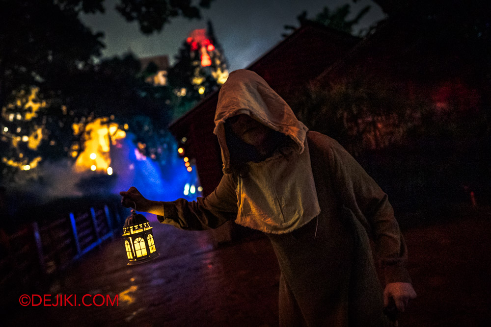 Sunway Lagoon Nights of Fright 8 NOF8 The Harvest Haunted House 3 cloaked between houses