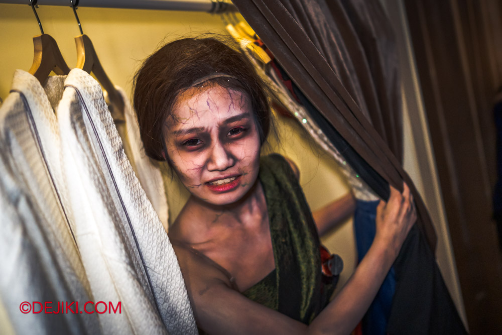 USS Halloween Horror Nights 10 Haunted House Hospitality of Horror 3 Dressing room victim