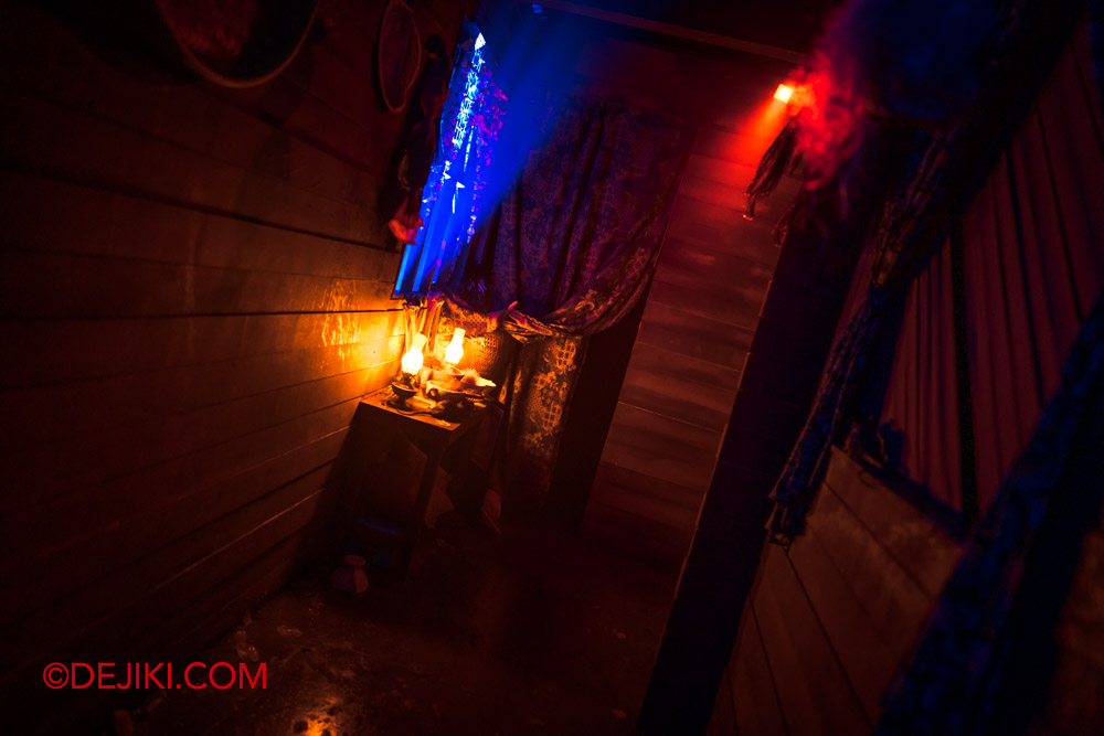 USS Halloween Horror Nights 10 Scare Zone The Hunt for Pontianak 5 hut cursed corridor