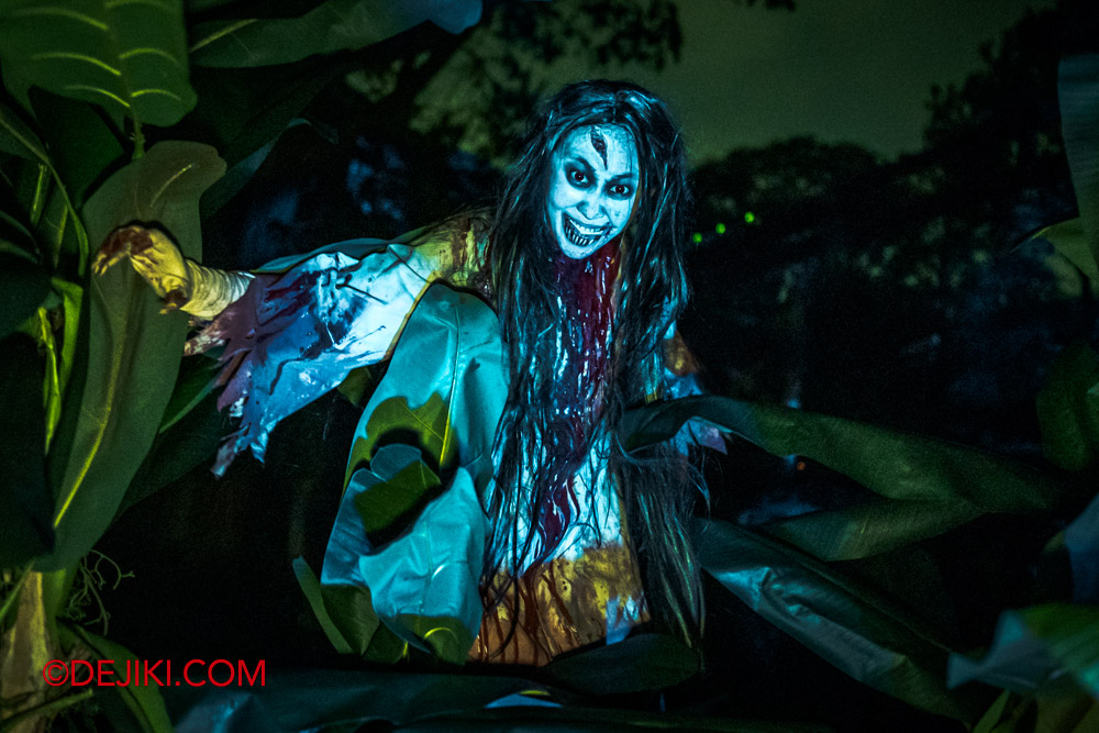 USS Halloween Horror Nights 10 Scare Zone The Hunt for Pontianak 9 jumping ghost