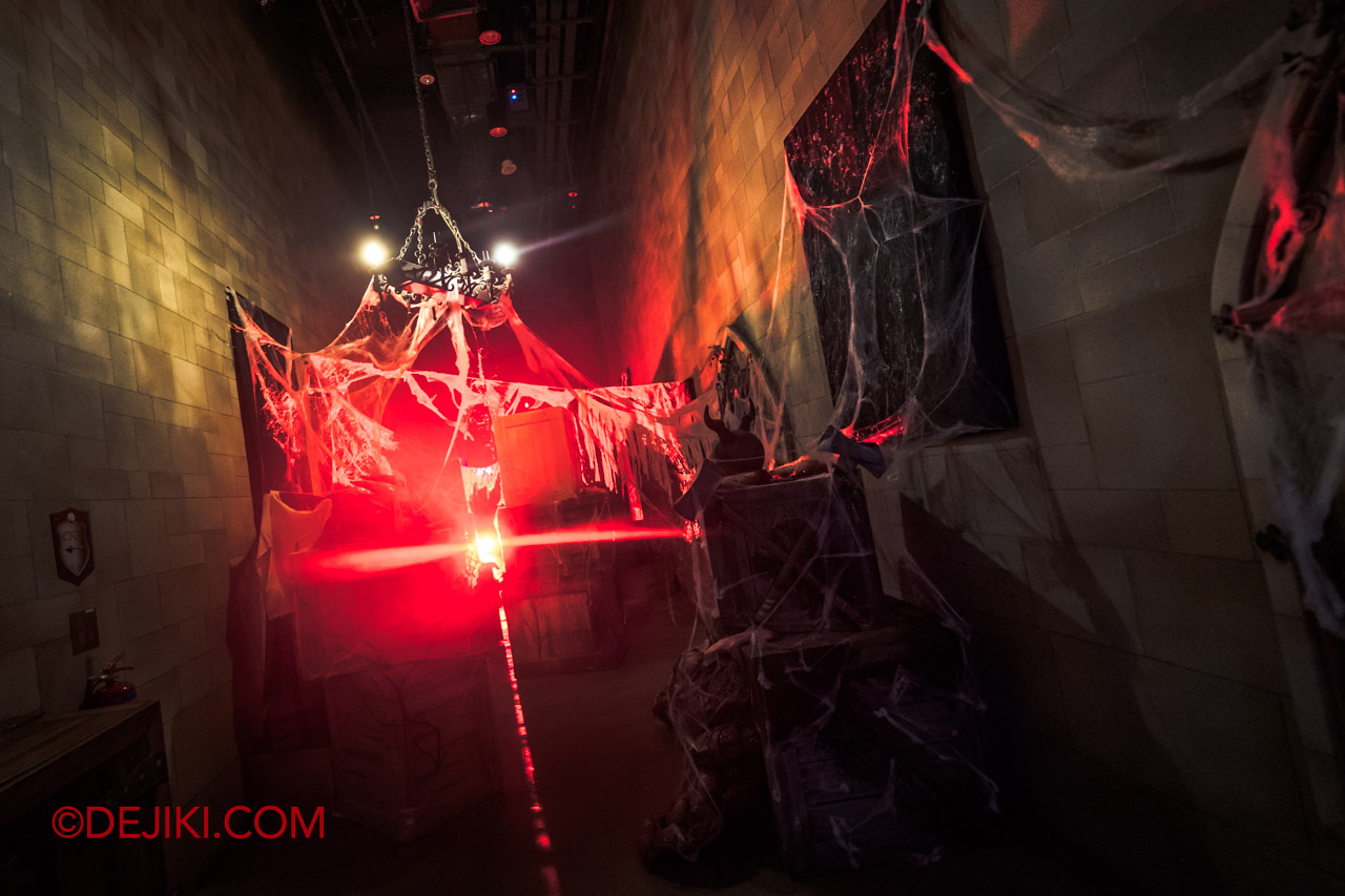 USS Halloween Horror Nights 10 Special Experiences Monsters and Manifestations 3 Malevolent Hallway finale glow