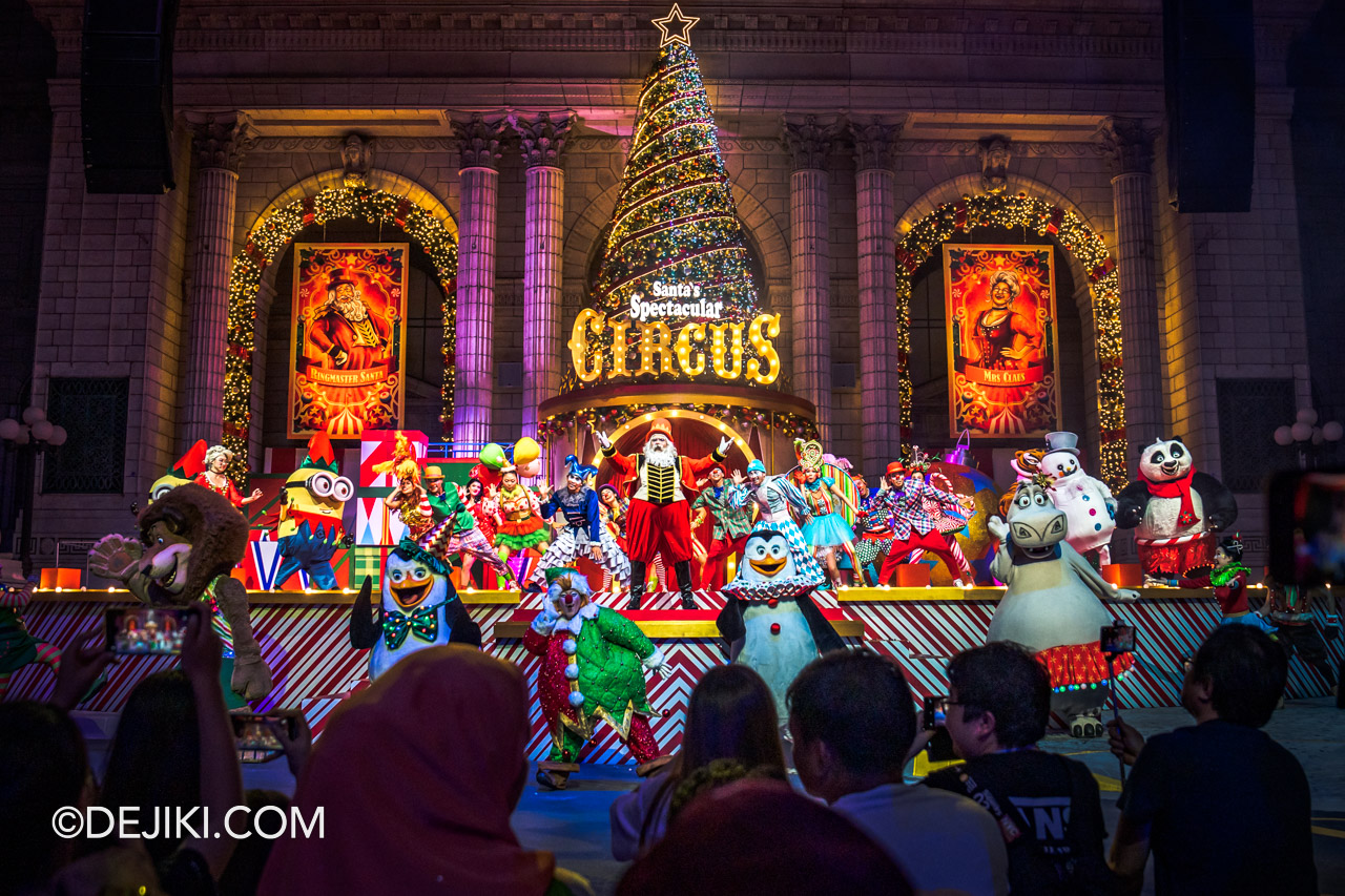 Universal Studios Singapore Park Update 2022 A Universal Christmas Santas Christmas Spectacular stage show 7 Finale Wide Stage