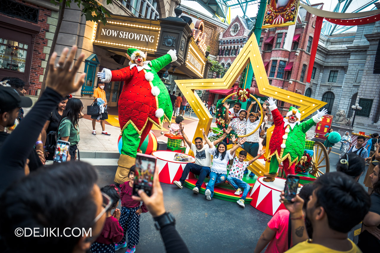 Universal Studios Singapore Park Update 2022 A Universal Christmas Tinsel Twinkle Troupe Elfs at Star Stage