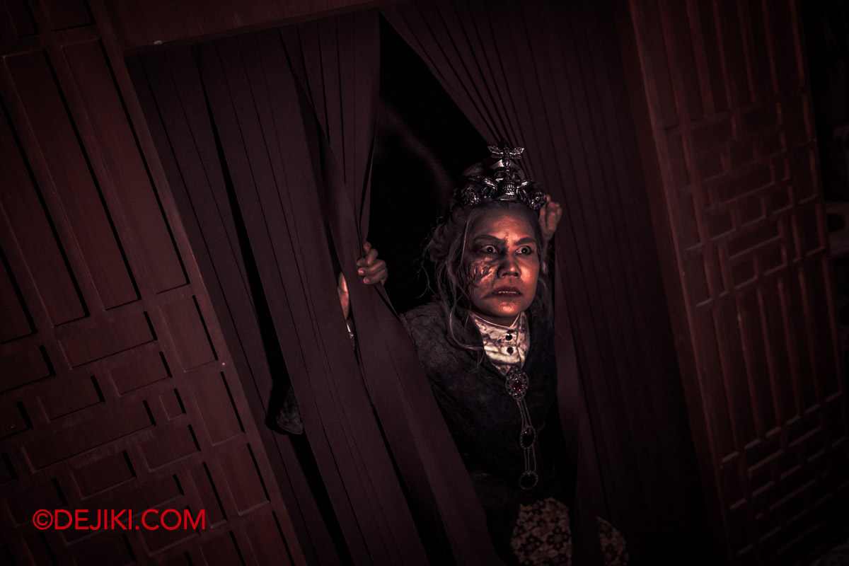 USS Halloween Horror Nights 11 BTS Media Preview Rebirth of the Matriarch Collectors Room Matriarch scare